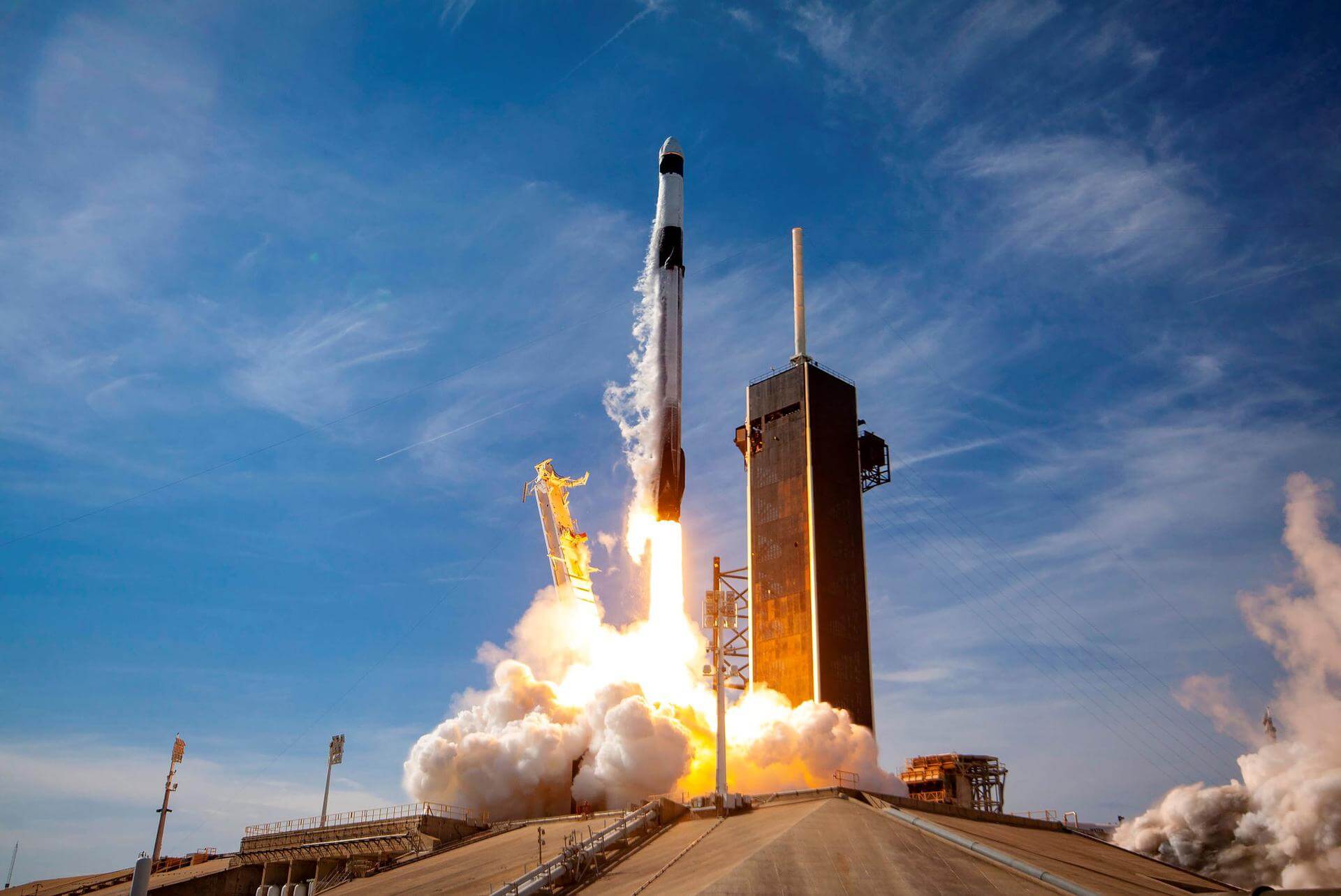 F9B5 liftoff from 39A with Cargo Dragon